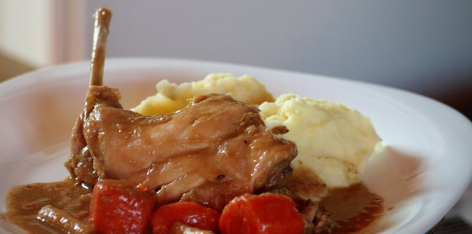 мясо зайца в тарелке