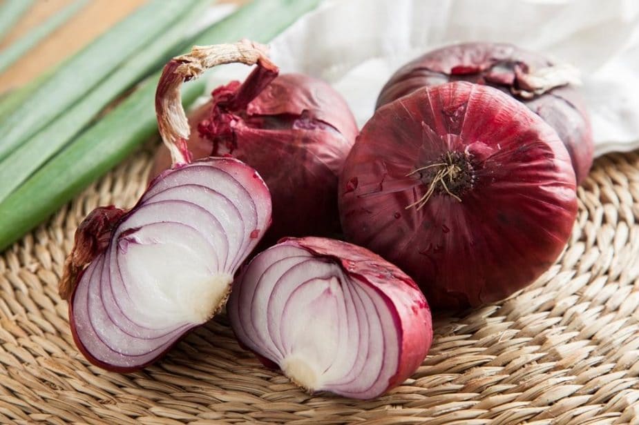 Сладкий вкус, плоская головка, прочие отличия репчатого ялтинского лука