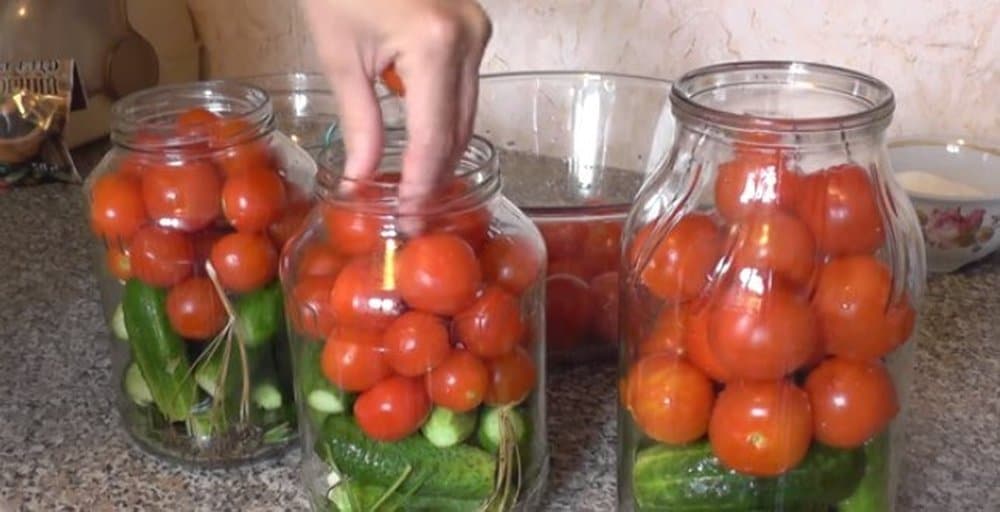 Соленые огурцы и помидоры ассорти на зиму в банках