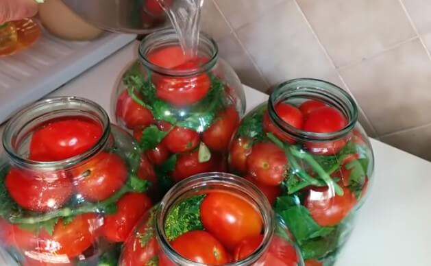 Соленые огурцы и помидоры ассорти на зиму в банках