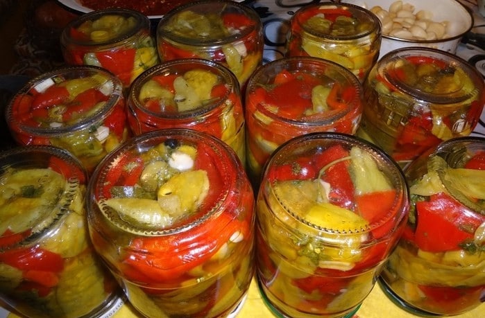 Соленые огурцы и помидоры ассорти на зиму в банках