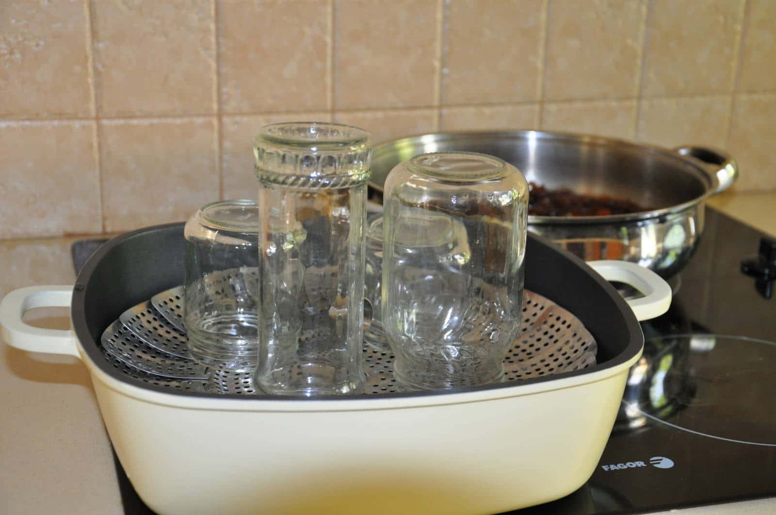 Условия для стерилизации банок с помидорами