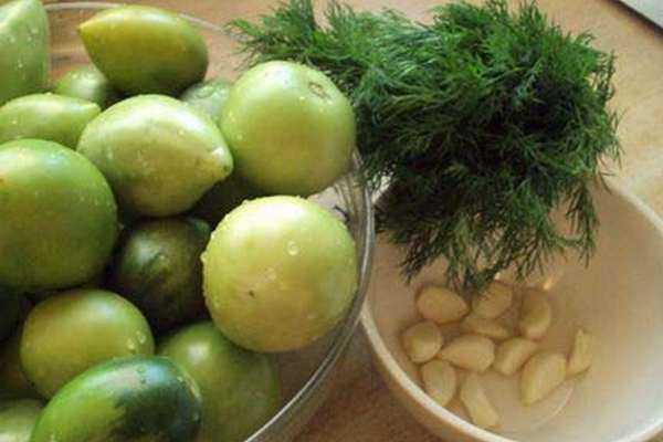 Способы засолки зеленого помидора холодной водой