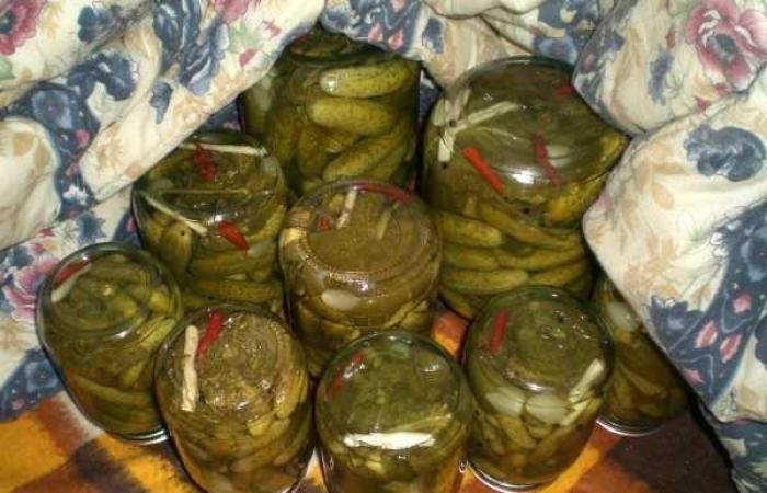 Соленые огурцы и помидоры ассорти на зиму в банках