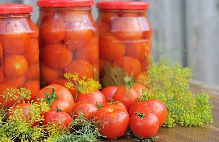 Почему вздуваются банки с помидорами и что делать