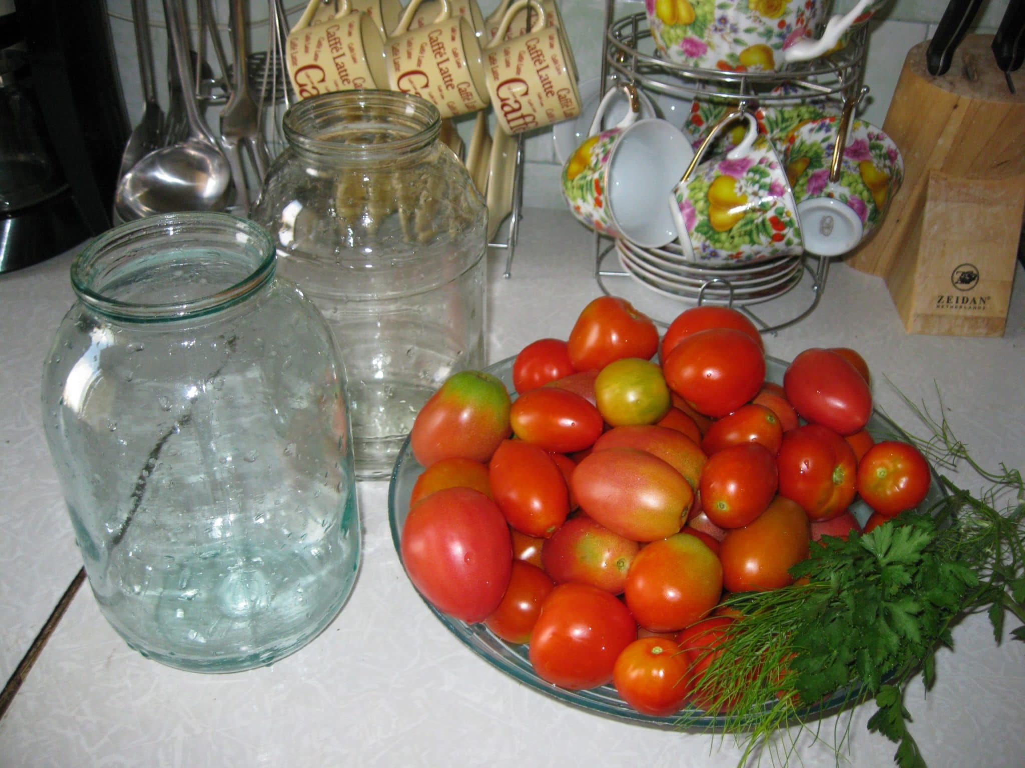 Почему вздуваются банки с помидорами и что делать