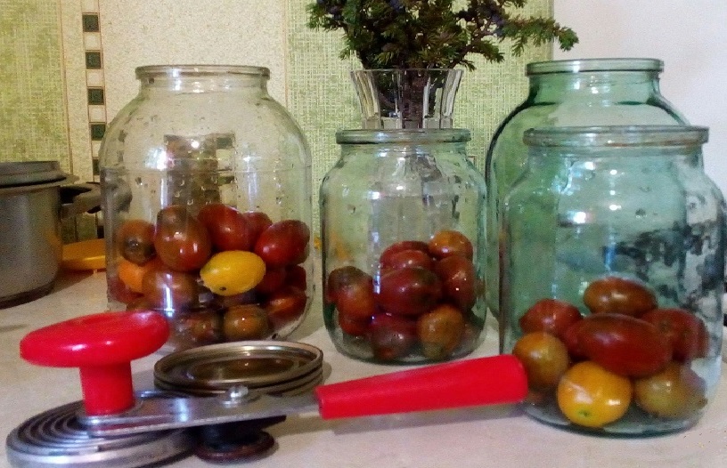 Почему вздуваются банки с помидорами и что делать