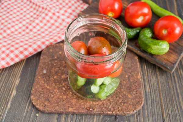 Маринованные огурцы с помидорами ассорти на зиму